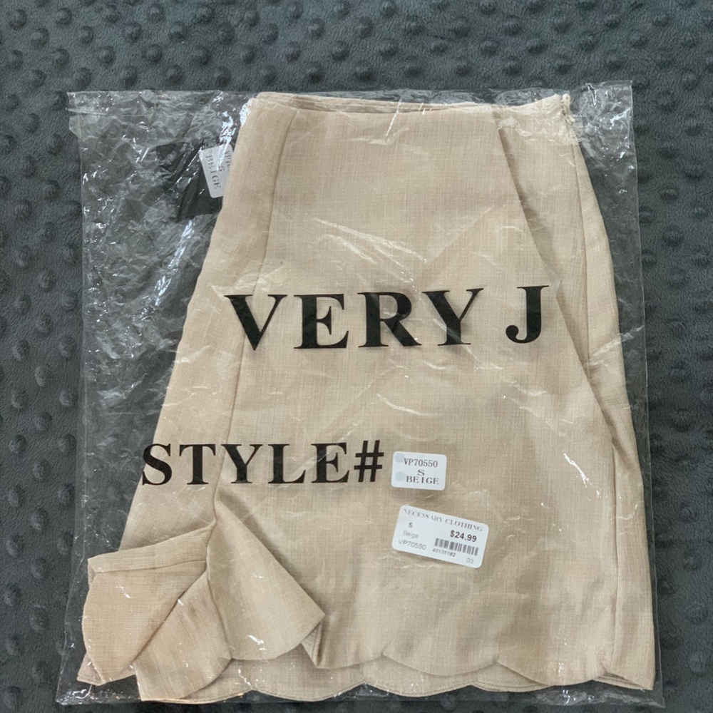 Very J Scalloped Beige Shorts SMALL - BRAND NEW - Picture 2 of 4